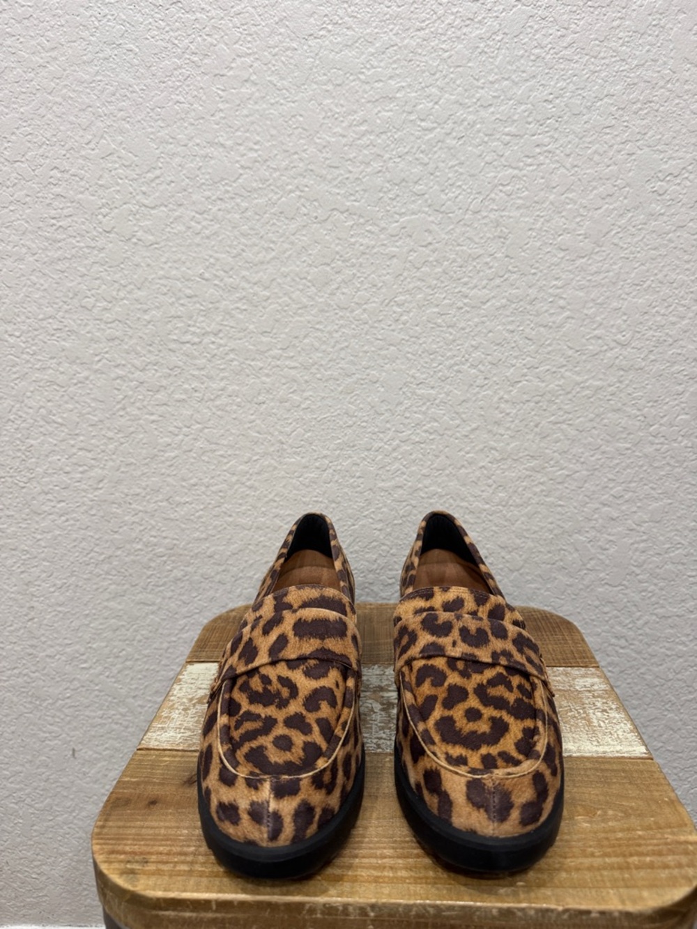 Vionic Cleo Leopard Suede Loafers Size 8 NEW - Picture 3 of 7